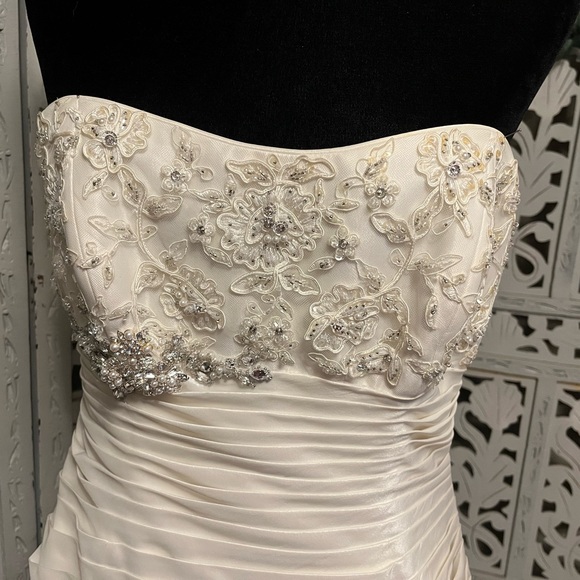 MAGGIE SOTTERO AMAZING WHITE SILKY SMOOTH WITH LACE & TRAIN WEDDING DRESS GOWN - Picture 4 of 16